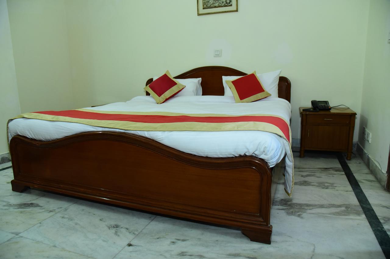The Mayflower Hotel Γκουργκάον Εξωτερικό φωτογραφία